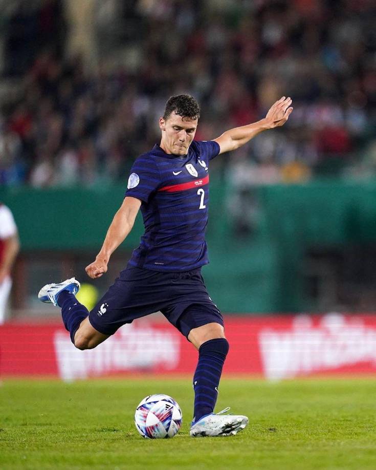 Bombazo. Según la revista Kicker, el Barcelona se contactó con el lateral francés Pavard ya que lo desea fichar. El futbolista milita en el Bayern Múnich de Alemania.