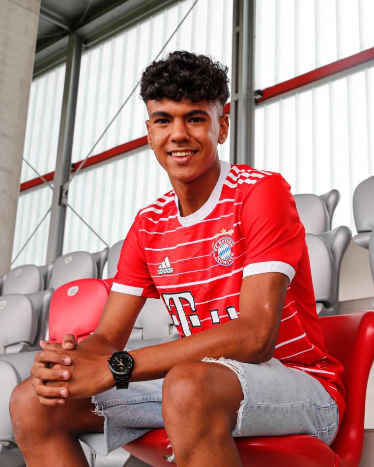 OFICIAL: Tras tres años en el Barcelona, el joven lateral Adam Aznou se marcha del club español y fichó por el Bayern Múnich. Aznou, nacido en Barcelona y de padres marroquíes, ha firmado un contrato “por varios años”, según la web del club bávaro, se ha incorporado ya al campus del Bayern e ingresará pronto en la escuela europea de Múnich para seguir sus estudios.