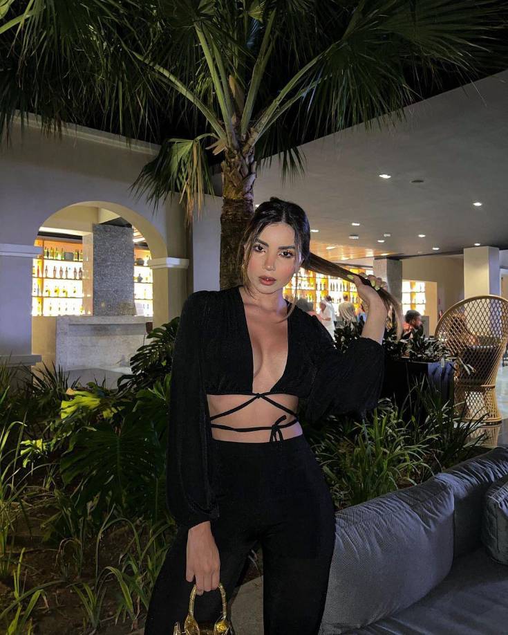 Mónica suele compartir contenido sobre estilo de vida, viajes y outifits. 