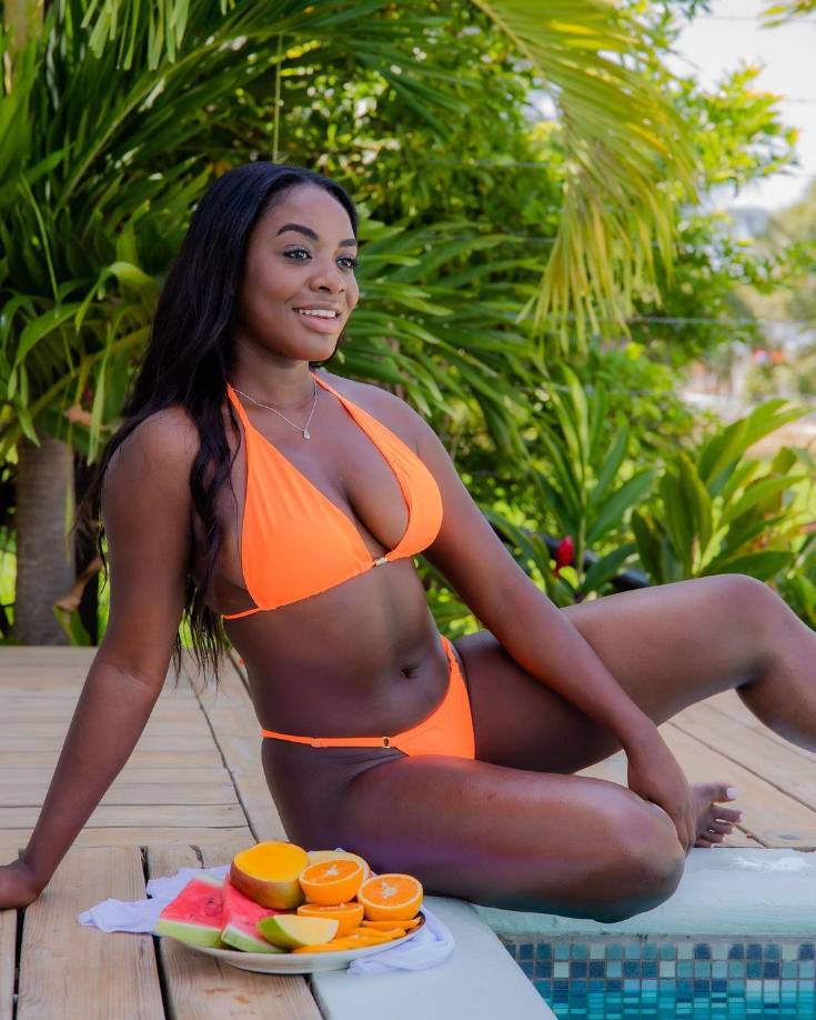 Es propietaria de Door of Confidence en Roatán, un spa para consentir a las personas que deseen hacerse procedimientos estéticos en las cejas y pestañas, así como el cuidado personal en general. 