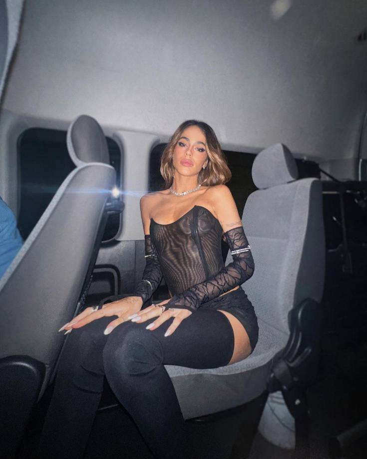 Martina Stoessel conocida como Tini Stoessel o simplemente Tini, es una actriz, cantante y compositora argentina. Inició su carrera como actriz a los 10 años con un papel menor en la serie infantil Patito feo