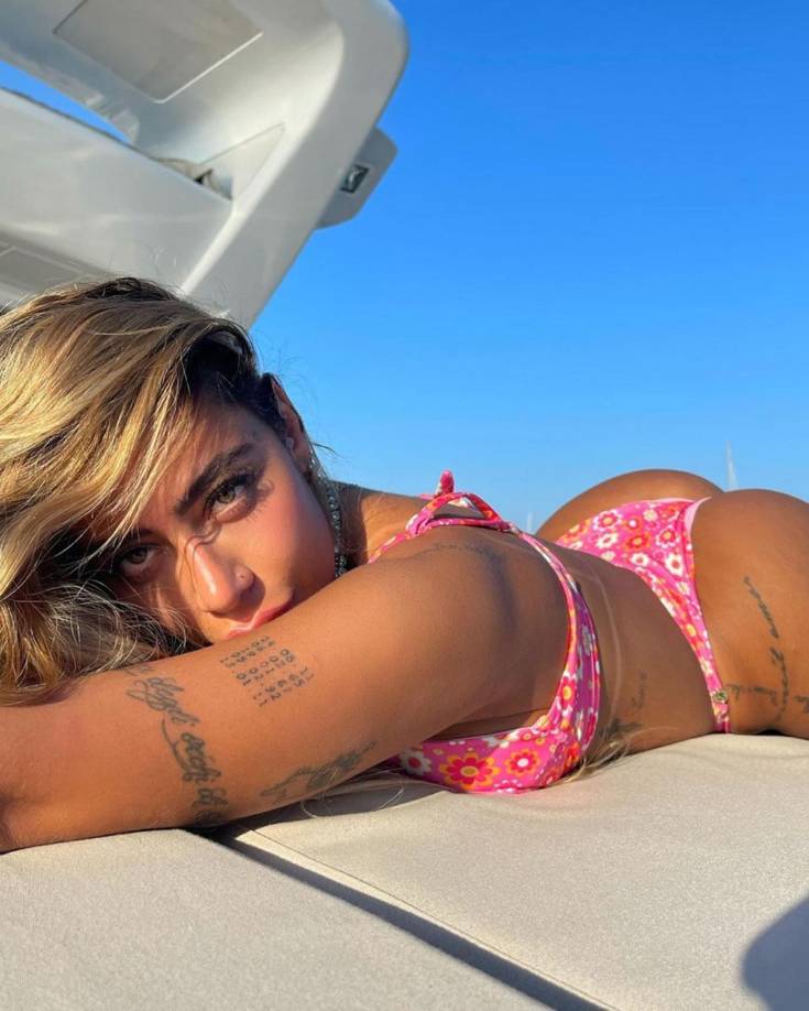 En los últimos años ha sufrido una transformación que no pasó desapercibida por sus seguidores. Además de pasarse al rubio platino, la joven también ha cambiado su rostro, aumentando el tamaño de sus labios y marcando sus pómulos.