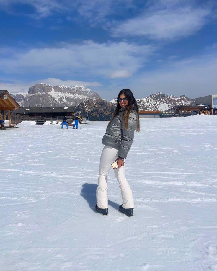 “Hicimos un cambio de dirección y condujimos hacia el otro lado y también nos dispararon allí. Regresamos al lugar donde estábamos al principio y de repente la rueda del coche se quedó atascada en la arena mientras todavía estábamos bajo fuego. Nos quedamos sin el coche hasta que notamos un agujero en el suelo”