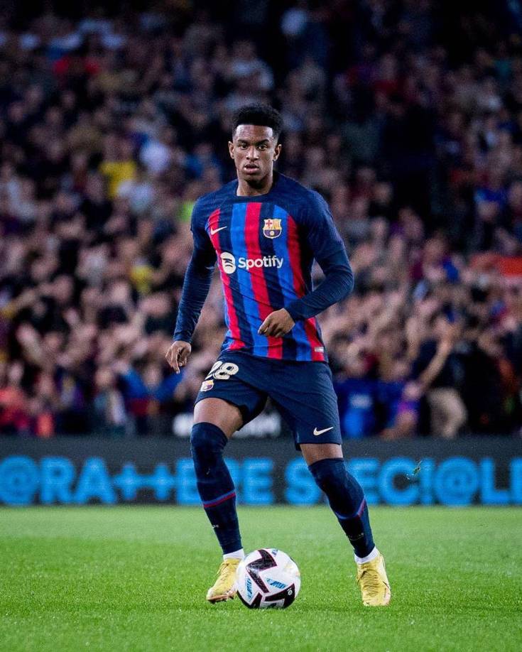 Lateral Izquierdo: Alejandro Balde, el joven futbolista ha demostrado un gran juego y se ha ganado un puesto en el equipo principal de Xavi.