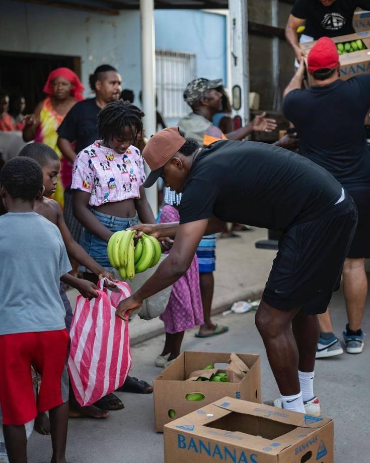 Los chicos salieron a las calles a recibir la donación que hizo Alberth Elis en conjunto con una empresa bananera del país.