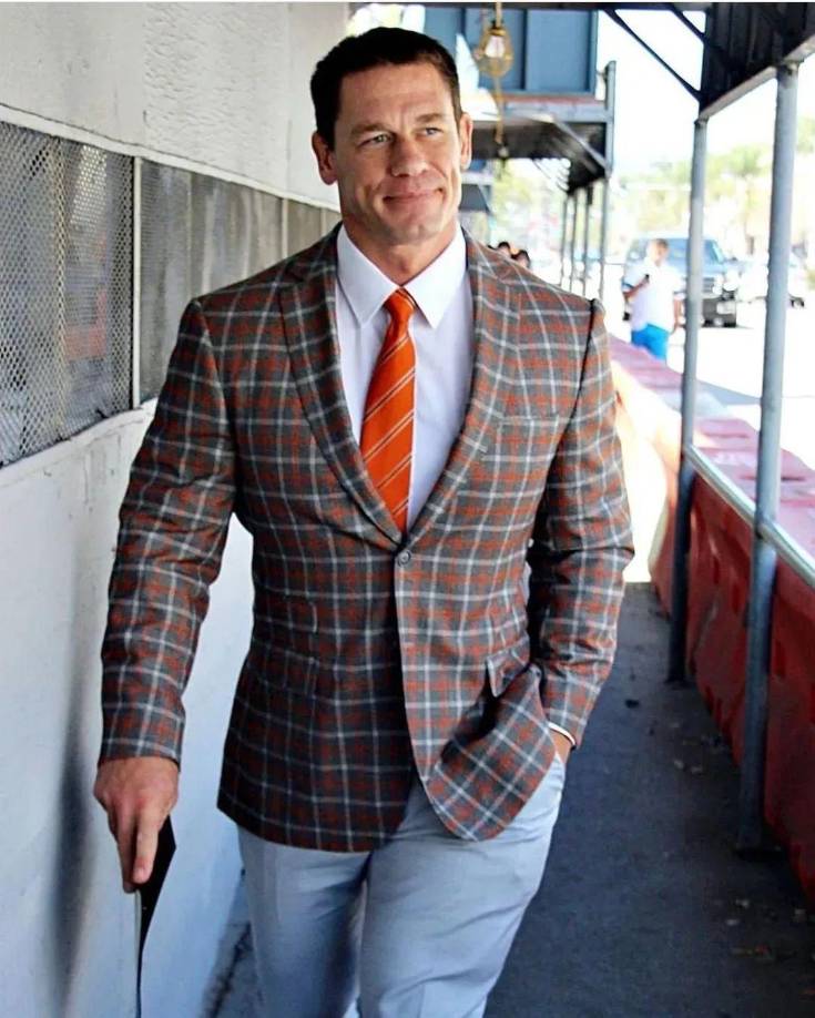 Y el quinto Ken del live action de Barbie es John Felix Anthony Cena Jr., mejor conocido como John Cena es un luchador profesional de la WWE y también es actor de cine y televisión. Nació el 23 de abril de 1977, en Massachusetts. Llegóal universo de DC Comics en 2021, con ellos estrenó El Escuadrón Suicida, donde daba vida a Pacificador. 