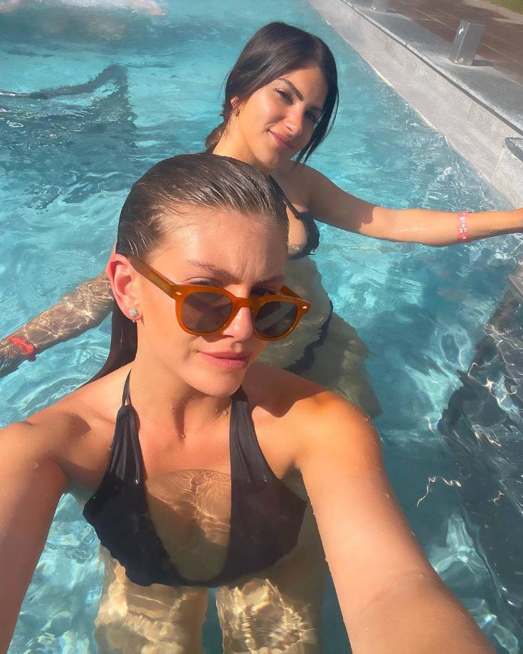 Siguió diciendo que “fue uno de los miembros del festival el que nos ofreció subirnos a su coche e intentar escapar con él. Nos subimos a su coche y tan pronto como empezó a conducir, el terrorista empezó a dispararnos”.