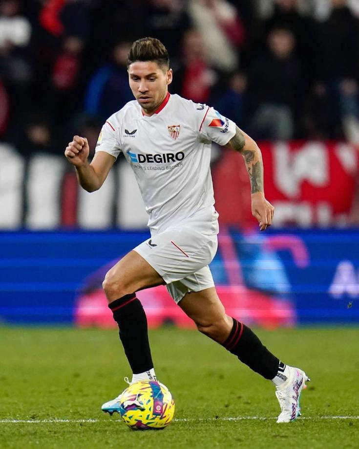 El futbolista denunciado fue Gonzalo Montiel, defensa del Sevilla español, según difundió este jueves la abogada de la víctima.