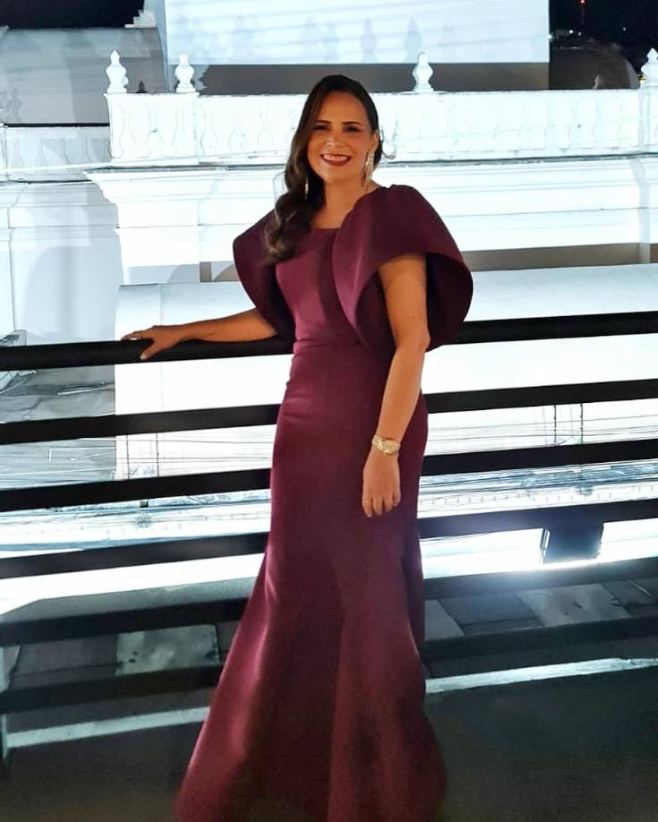 Gladis Gonzáles desde siempre, vive y respira moda. Motivada por su familia y segura de su decisión se fue sin pensarlo dos veces a Alemania, donde estudió en el Colegio Profesional de Creación de Moda y Confección Holzenbecher, Stuttgart. 