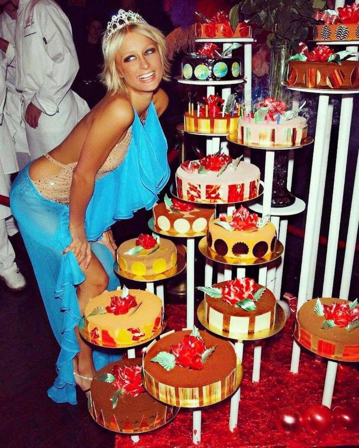 Entre los muchas cosas que sufrió en las instituciones, Paris cuenta como la obligaban a tomar la medicación. “Me mandaron a aislamiento porque una chica me delató por no tomarme las pastillas, me llevaron a una habitación, me metieron dentro y me quitaron la ropa. Ni siquiera sé cuánto tiempo estuve allí, estaba histérica, llorando. Había sangre en las paredes, heces, orina, sólo un desagüe. Sin ventanas. Una locura”.