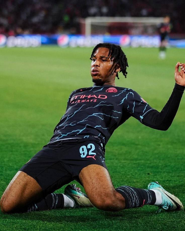 on el número 92 a la espalda y rodeado de un equipo de suplentes - de los titulares solo jugó John Stones-, el extremo inglés adelantó a los suyos con un golazo antes del minuto 20.