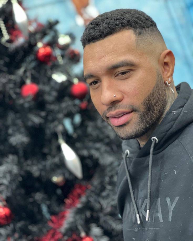 El inglés recordó que <b>su padre estuvo en la cárcel tras una redada y que le robó el dinero de un cumpleaños para comprar droga: “Siempre recordaré mi catorce cumpleaños. Me llegaron cartas de mi abuela y algunos amigos. Él me preguntó si me habían regalado dinero y me dijo que se lo diese y que me lo devolvería. Recuerdo que lloré y él me dijo que no fuese estúpido y que dejara de hacerlo. No volví a ver el dinero”, indicó.</b>