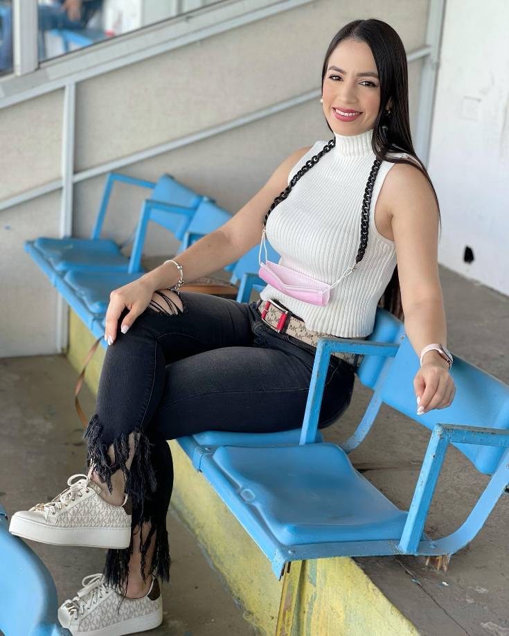 Erika Cabrera es la esposa del volante zurdo Mario Martínez de los Potros del Olancho FC. 