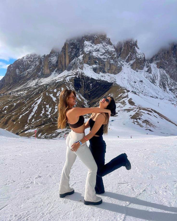 “Entramos, nos tomamos de la mano y oramos. Solo nosotros dos, el tipo que conducía el coche desapareció. Le dije: “¿Conoces las historias del Holocausto en las que la gente fingió estar muerta para que no se diera cuenta? Esto es lo que nos va a pasar. Nos cubrimos con arena y estuvimos en silencio durante aproximadamente una hora hasta que empezamos a escuchar pasos que venían hacia nosotros y oramos por un milagro. Nos encontraron. 8 terroristas frente a nosotros”