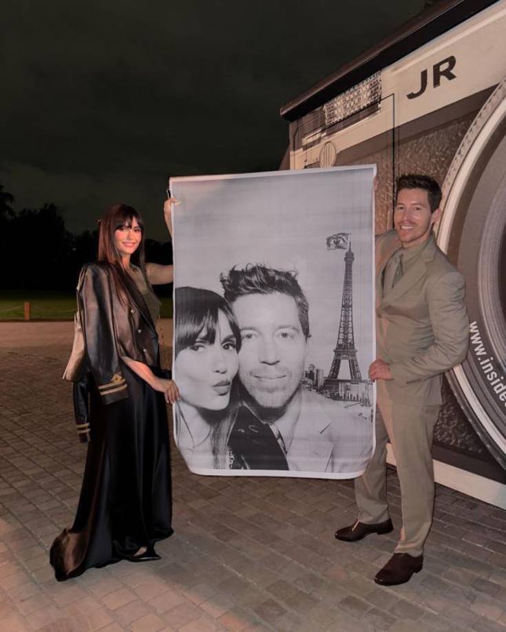 Así que un viernes por la noche a finales de octubre, después de una sesión de estilismo con Kate Young (que ella creía que iba a ser portada de la revista, pero que en realidad había sido organizada por Shaun), Nina subió las escaleras hacia el salón privado del restaurante West Village vestida de pies a cabeza con un Chanel. Estaba un poco nerviosa: los eventos de Vogue son conocidos por empezar exactamente a la hora indicada, y ella iba unos minutos tarde. 