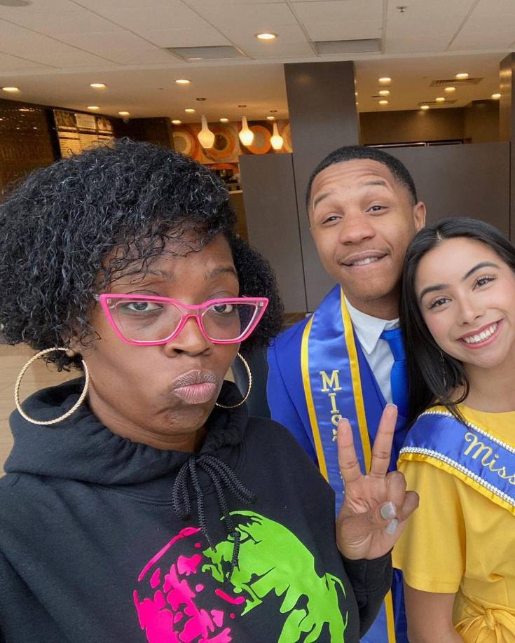 Mientras otra persona comentó: “La mayoría te apoya y está contigo. Lo estás haciendo increíble, cariño. Sigue sirviendo a tu campus con gracia”.