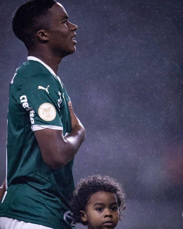Las cifras actuales de Endrick contrastan con su paso fuerte en las divisiones menores del Palmeiras, donde conquistó los campeonatos de todas las categorías y marcó 161 goles en 188 partidos oficiales y amistosos.