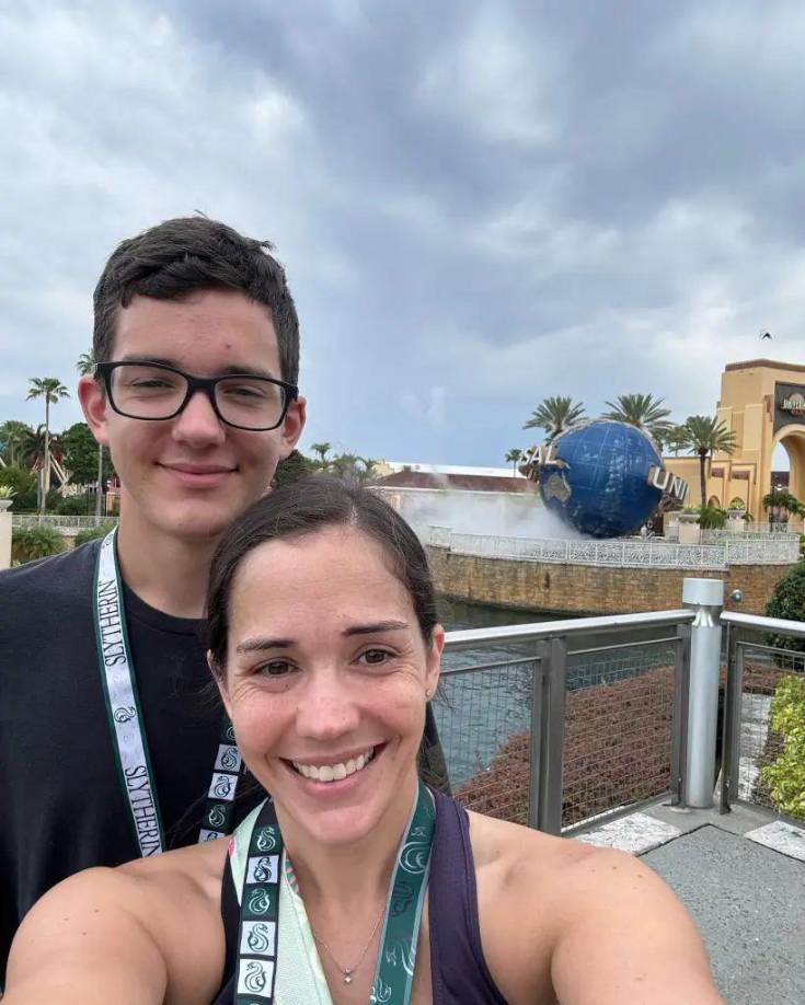 El domingo, Griffith llamó al 911 y afirmó que durante una discusión, su madre, Catherine Griffith, de 39 años, se lanzó hacia él con un cuchillo y terminó cayendo sobre el arma.