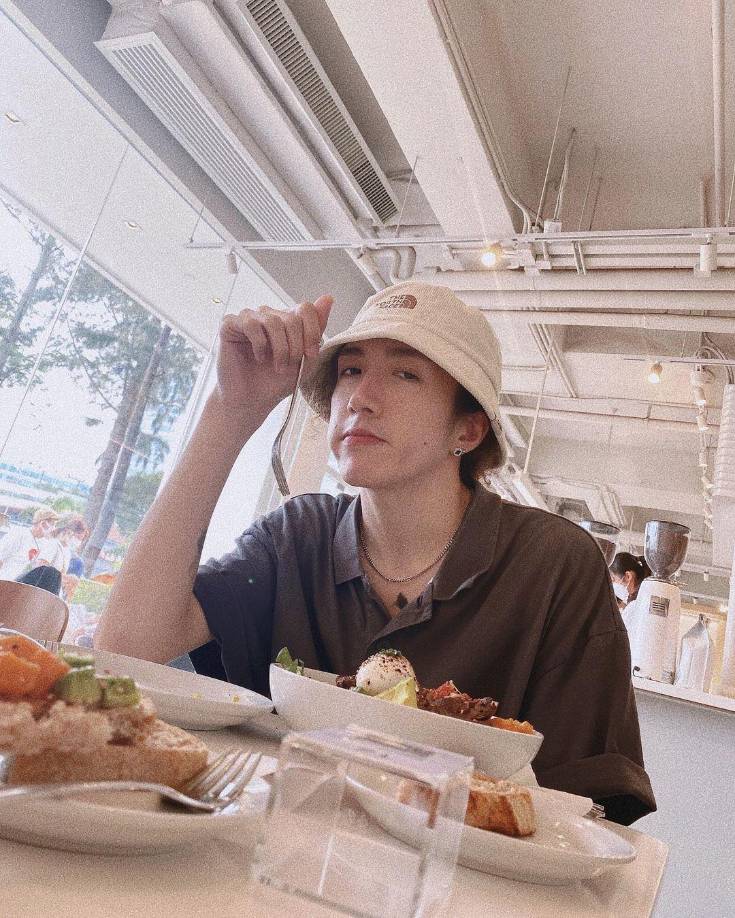 Durante el incidente, otro bailarín fue aplastado al intentar salvar a su compañero; sin embargo sus lesiones fueron muy leves, por lo que durante la noche del viernes Chang Tsz-fung de 29 años de edad fue dado de alta.