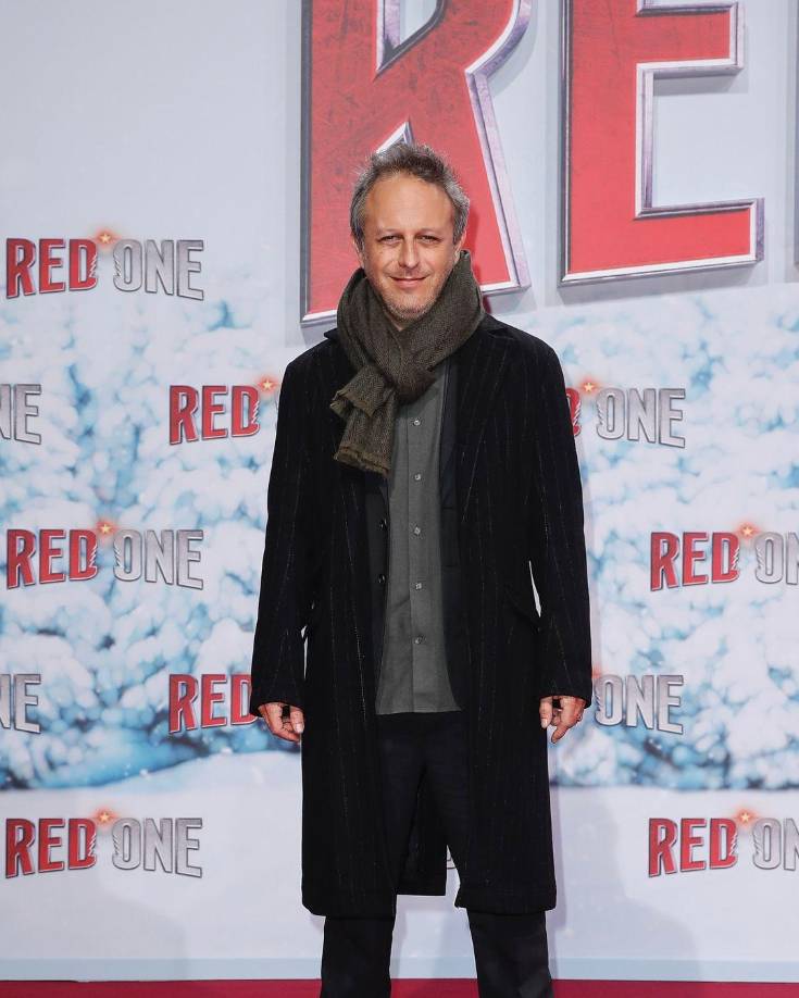 Dirigida por Jake Kasdan, conocido por su trabajo en las exitosas películas de “Jumanji”, “Red One” reúne a un elenco estelar que incluye a Chris Evans.