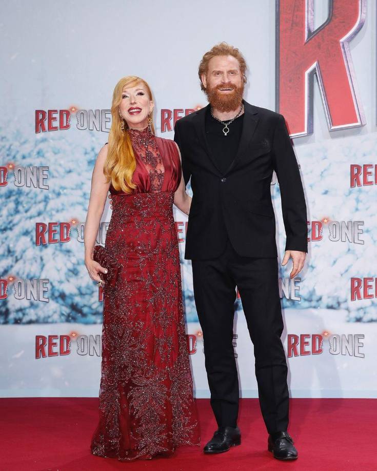 La trama de “Red One” lleva a los espectadores en un viaje alrededor del mundo, desde el Polo Norte hasta exóticos destinos, mientras los protagonistas enfrentan desafíos y peligros para rescatar a Papá Noel y salvar la Navidad. La combinación de acción trepidante y momentos conmovedores promete mantener a la audiencia al borde de sus asientos.