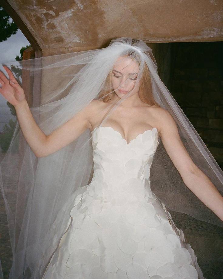 El vestido principal fue un hermoso y romántico diseño personalizado perteneciente a la colección Primavera 2023 «Faille Petal Ball Gown», el cual se distinguía por ser una oda a los pétalos de una rosa blanca.