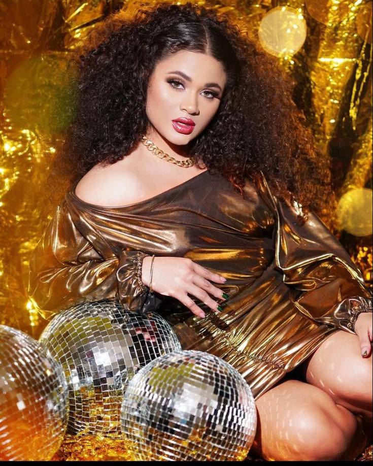 Obteniendo millones de reproducciones en sus dos sencillos.