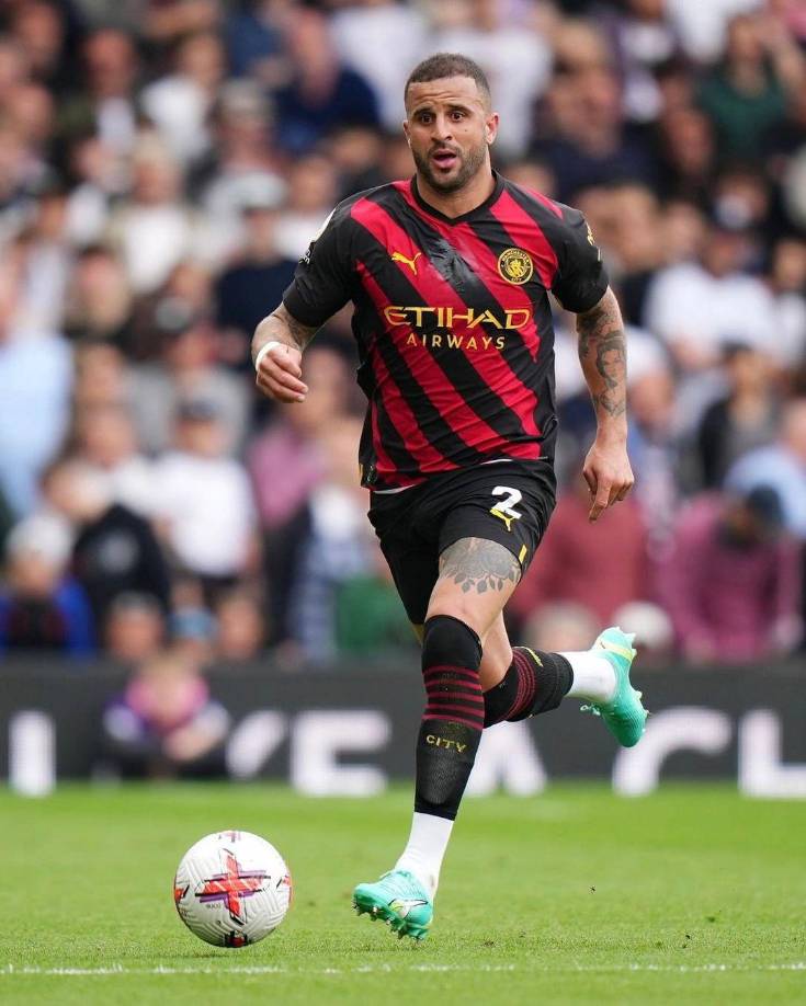 “Se ha descubierto que Kyle también estuvo saliendo con una mujer misteriosa”, informa The Sun sobre la tercera relación del futbolista mientras salía con las madres de sus hijos.