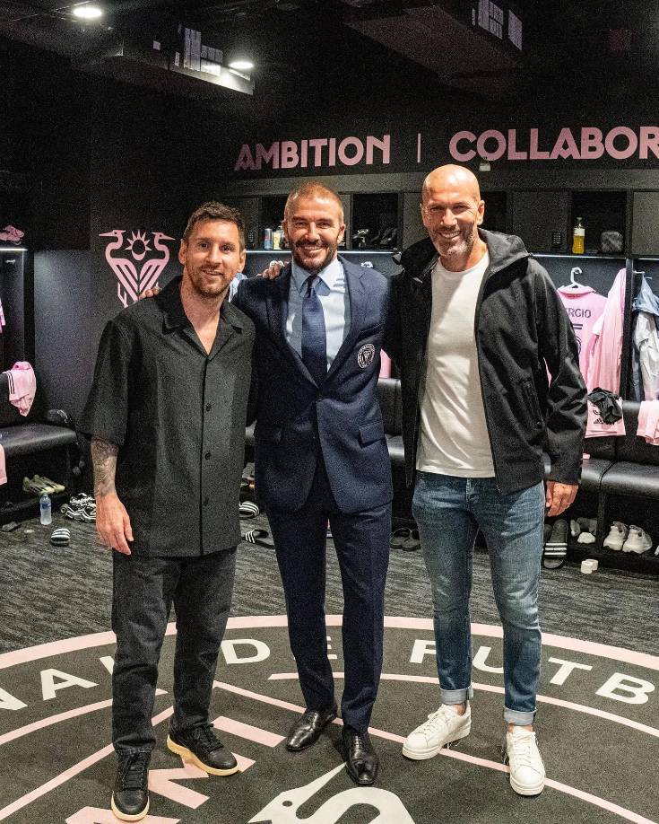 ¡Qué foto! Messi posando junto a David Beckham y Zinedine Zidane.