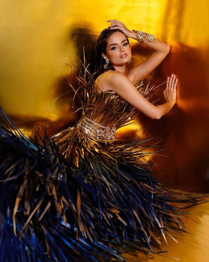 Stephanie habla perfectamente el inglés, puesto que desde muy pequeñita aprendió a hablarlo. También es bailarina y asegura que esta ha sido su pasión desde los 7 años, gracias a su madre, comenzó a tomar clases de ballet, tap, y movimiento urbano.