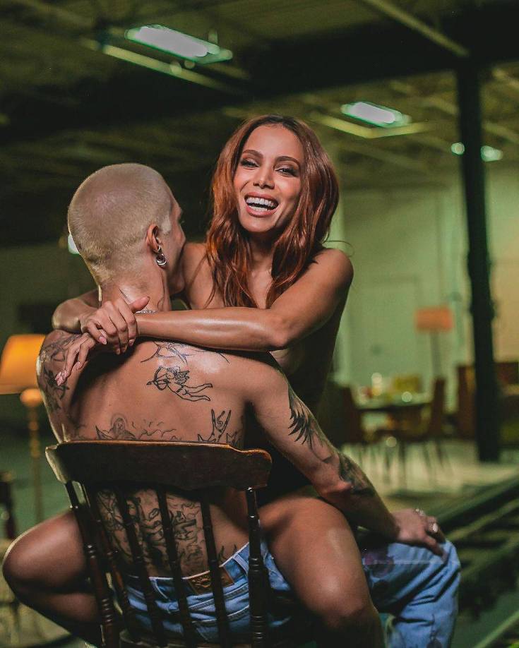 Antes del lanzamiento de este material visual, la brasileña de 30 años compartió en su cuenta de Instagram unas explosivas imágenes en las que aparece de forma muy sugerente abrazada al europeo, e incluso sentada sobre él. “Un trabajo muuuy difícil”, escribió de modo irónico en su perfil social.