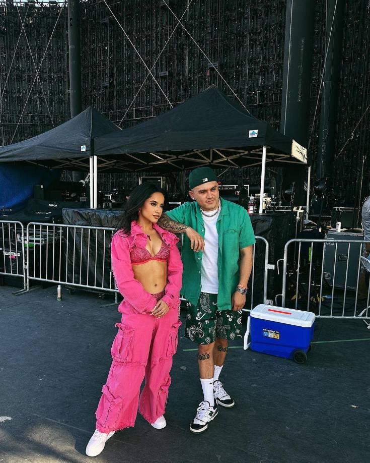 Según la revista People en Español, fue Becky G quien presentó a Chiquis y al fotógrafo Emilio Sánchez. La cantante es admiradora del talento de su novio y le solicitó que dirigiera el video musical de su canción “Quiero amanecer con alguien”.