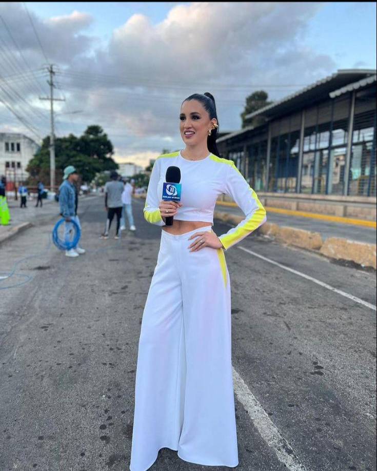 Riña Betancouth de canal 11 con un traje blanco con detalles amarillos. 