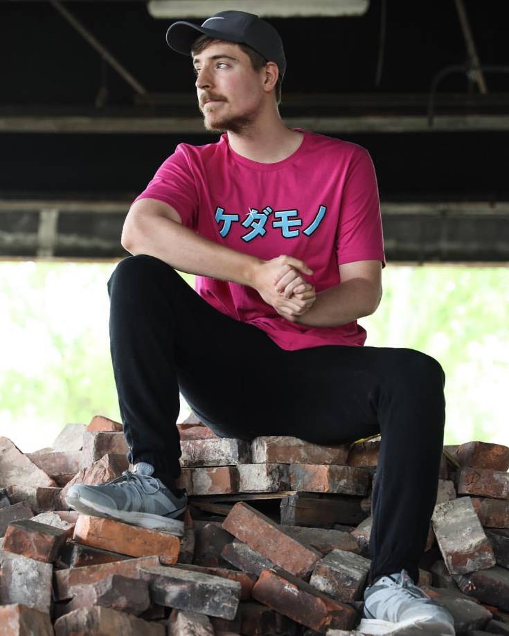 En 2017, MrBeast lanzó un video donde contaba hasta 100.000. Este video se volvió viral rápidamente y ha sido un éxito viral desde entonces.