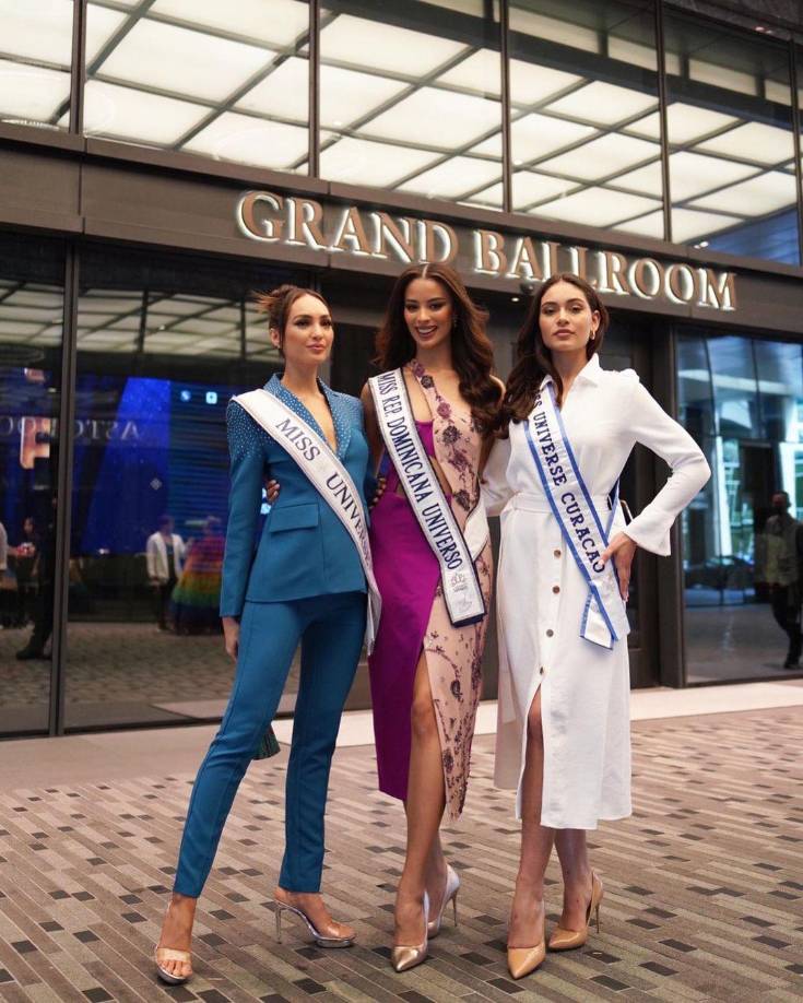 Miss Universo República Dominicana, Andreina Mart y Miss Universo Curaçao, Gabriela de dos Santos finalistas del concurso realizado este año en Las Vegas, Estados Unicos fueron las únicas que aceptaron la invitación de la organización para acompañar a Gabriel en la gira. La venezolana, Amanda Dudamel, primera finalista y considerada la reina sin corona, declinó la invitación.