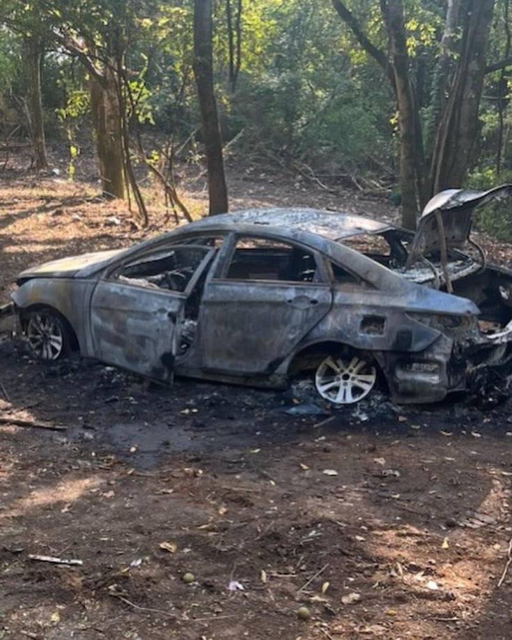 Así quedó el vehículo en donde fueron encontrados restos humanos.