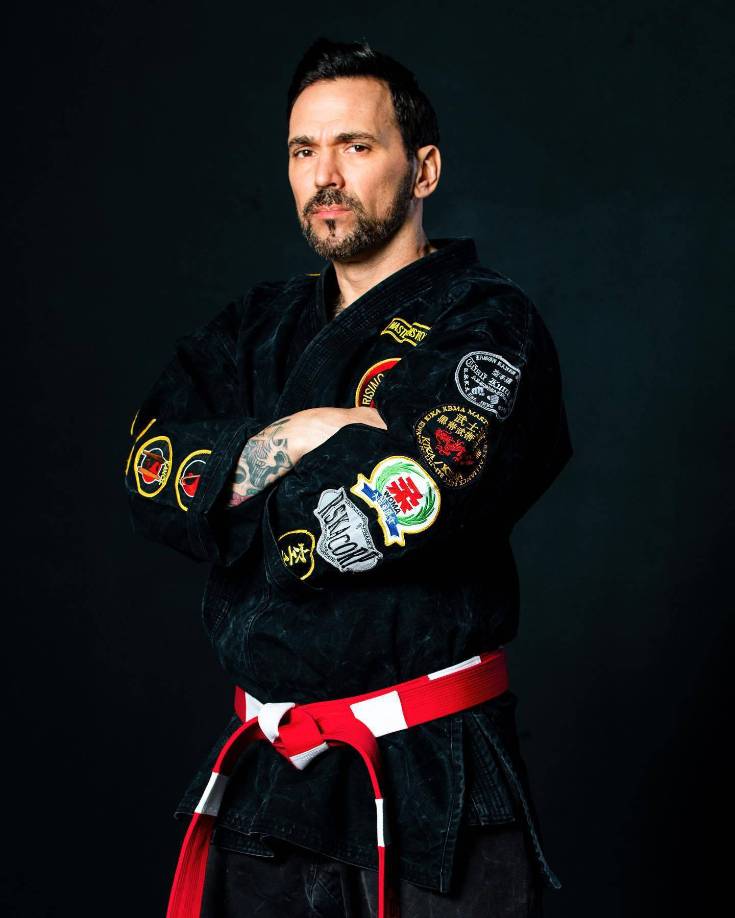 Era experto en Artes marciales mixtas, Taekwondo, Muay thai, Jiu-jitsu brasileño, Jeet kune do, Shotokan y Wadō-ryū. 