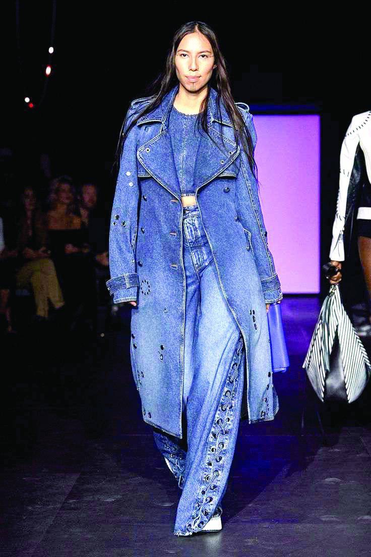 Smart city: La sastrería ha aumentado con prendas más livianas y sofisticadas.Ejemplos:La creatividad se impone en divertidos jumpsuit con mucho volumen. Los trench coat van ganando terreno en el mundo de la mezclilla. La mezcla de lo lujoso, como un blazer bien estructurado, con un pantalón grafiteado del streetwear.