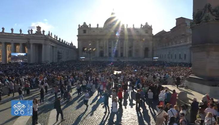 Alegría en la plaza de San Pedro: miles celebran que hay nuevo papa