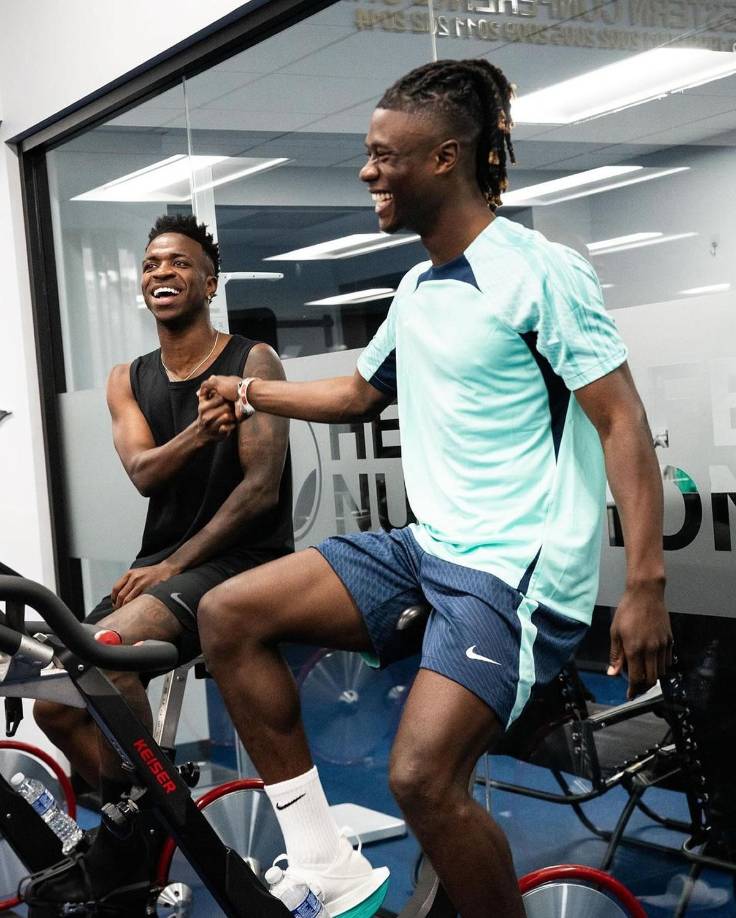 La amistad de Vinicius y Camavinga queda patente cada vez que tienen tiempo libre. No es la primera vez que se les ve juntos en vacaciones y aprovechando, además de para disfrutar y desconectar, para mantenerse en el estado de forma correcto para la vuelta a los entrenamientos.