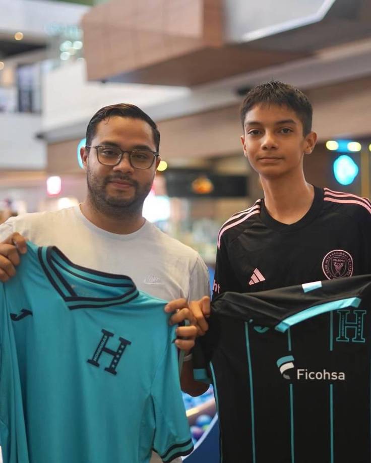 Uno de los aficionados llegó con la camisa del Inter de Miami, donde milita Lionel Messi, para sorprender y conocer a David Ruiz.