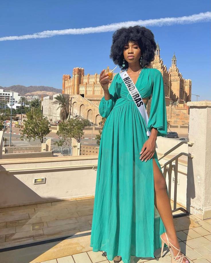 Rose también se veía muy hermosa con este vestido de Fancy Boutique.