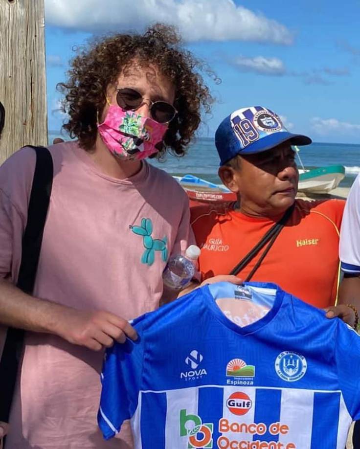 Luisito Comunica se dio el tiempo de posar con la indumentaria deportiva que le entregó el Victoria.