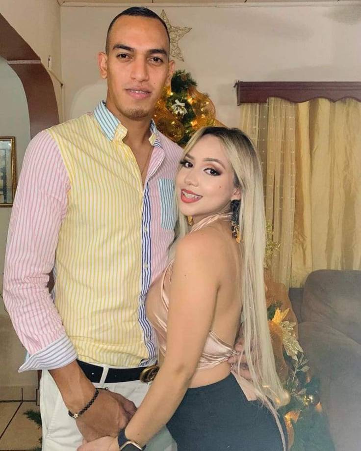 Devron García: El volante hondureño junto a su bella novia Dora Martínez.