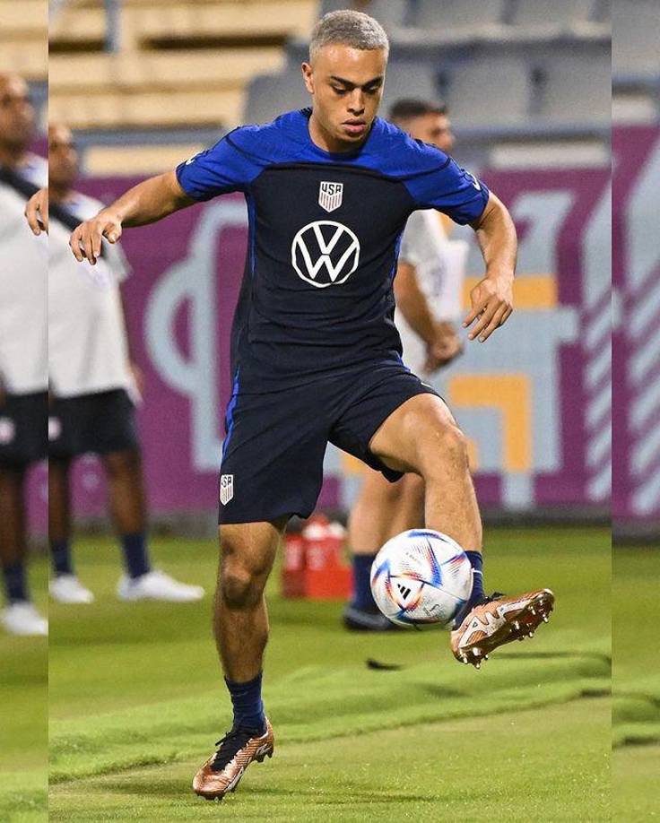 Asimismo informan que otros nueve jugadores se encuentran en la posible lista de salidas del Milan.Uno de ellos, Sergiño Dest está cedido y los rossoneros no activarán la opción de compra, por lo que deberá volver al Barcelona.