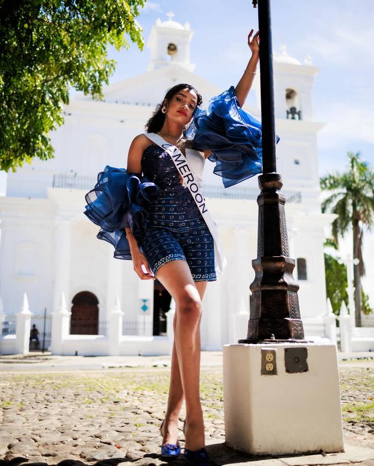 Vestidas de coctel cada una de las reinas de belleza disfrutaron de un inolvidable paseo por los centros de entretenimiento donde fueron transportadas, unas por tierra en autobuses y otro grupo por helicóptero.