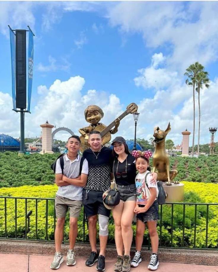 La familia Izaguirre-Varela disfruta en uno de los parques de Disney.