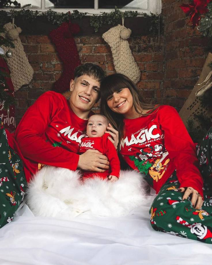Alejandro Garnacho El joven delantero argentino del Manchester United junto a su pareja y su primer hijo.