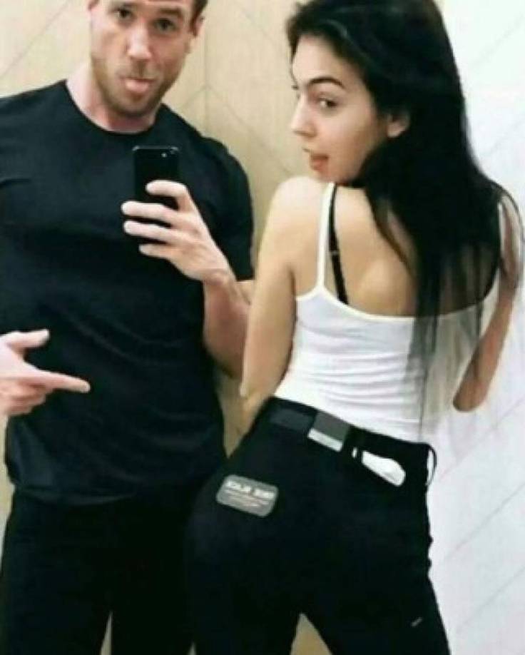 Georgina Rodríguez mientras trabajaba en la reconocida tienda sin imaginar que allí conocería a Cristiano Ronaldo. La española tenía otro estilo.