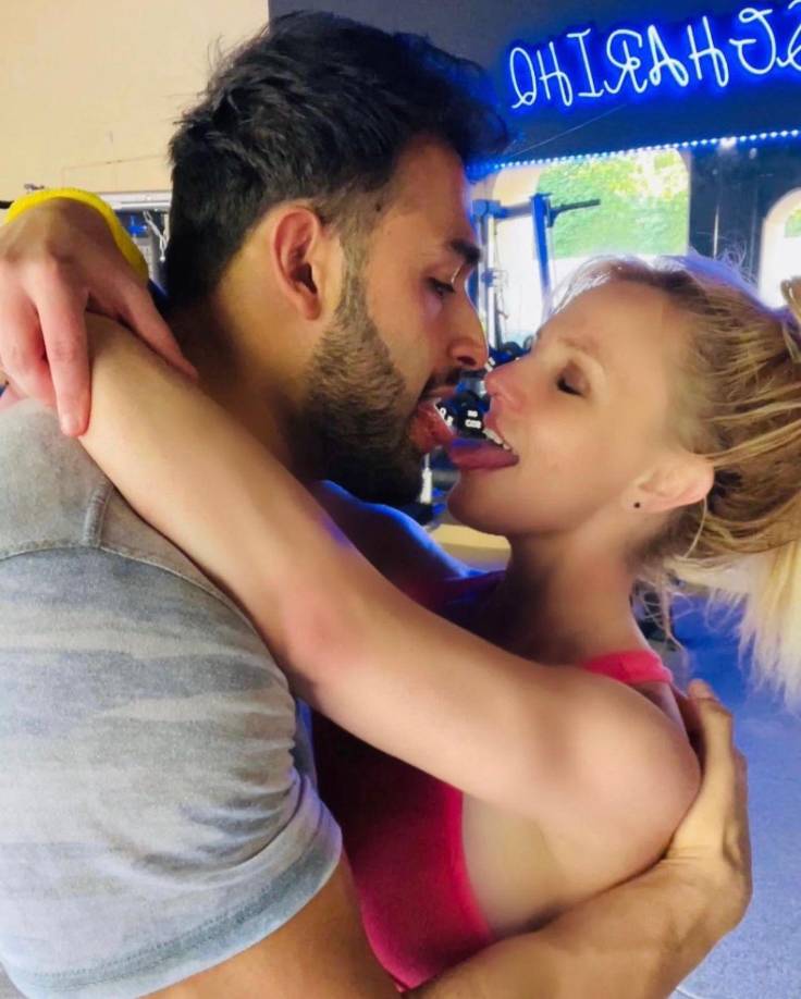 En 2016, Britney conoció a Sam Asghari, un bailarín y actor que estuvo en el videoclip de su música “Slumber Party”, posteriormente anunciaron su compromiso en 2021 y se casaron en junio de 2022.